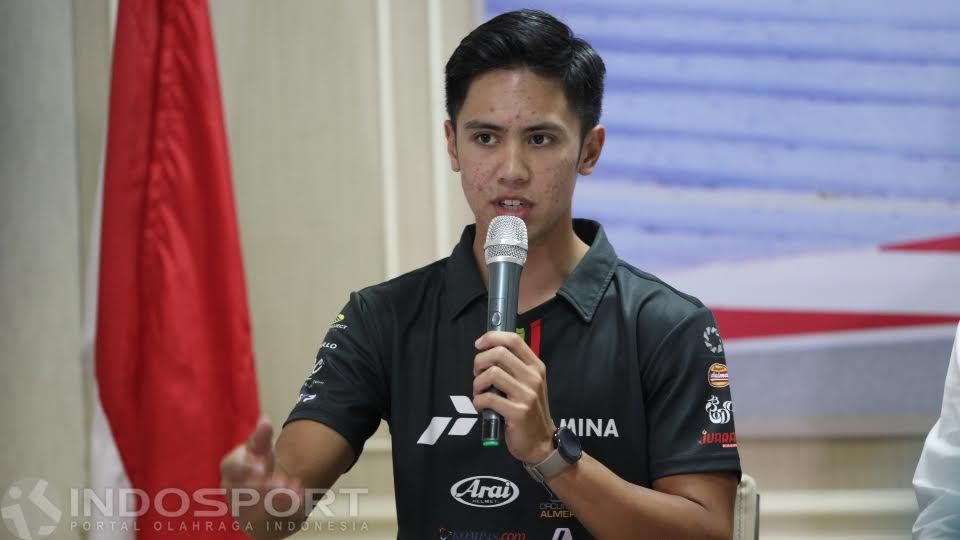 Ali Adrian saat dilepas oleh Menpora, Imam Nahrawi jelang turun di FIM World Championship Supersport 300. Copyright: © Herry Ibrahim/Indosport